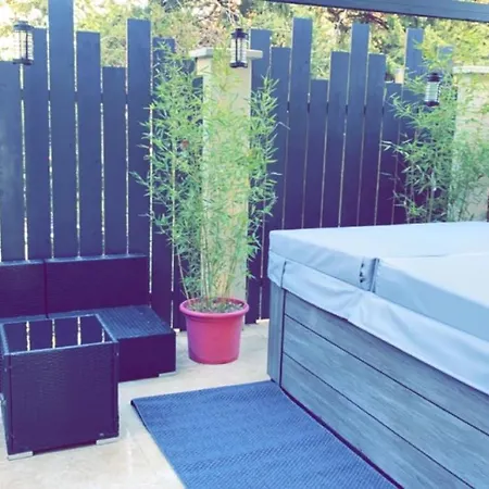 La De Charme Du Mas De La Fontaine De Jonquier Avec Privatif Bed & Breakfast *