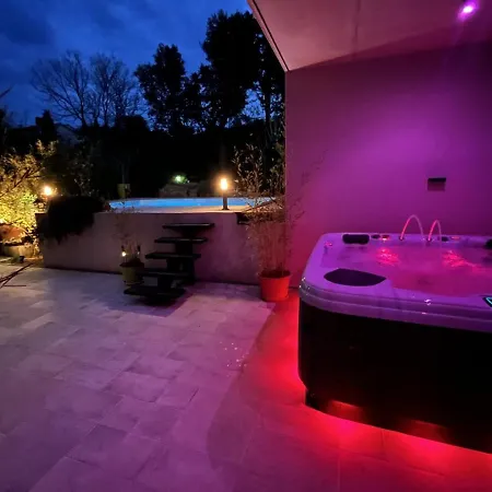 La De Charme Du Mas De La Fontaine De Jonquier Avec Privatif Bed & Breakfast